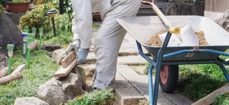 庭のレイアウトを変更している写真