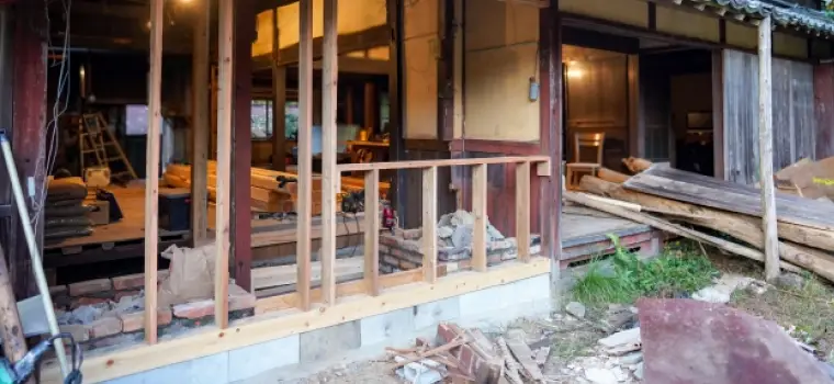 家を改装している写真