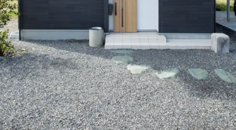 砂利を敷いた庭の写真