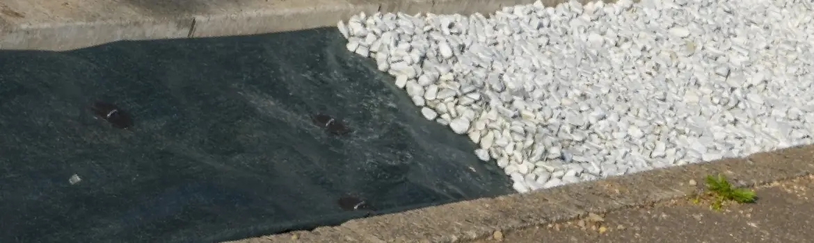 砂利と防草シートを敷いた庭の写真