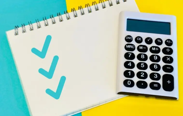 チェックマークと電卓のイメージ写真