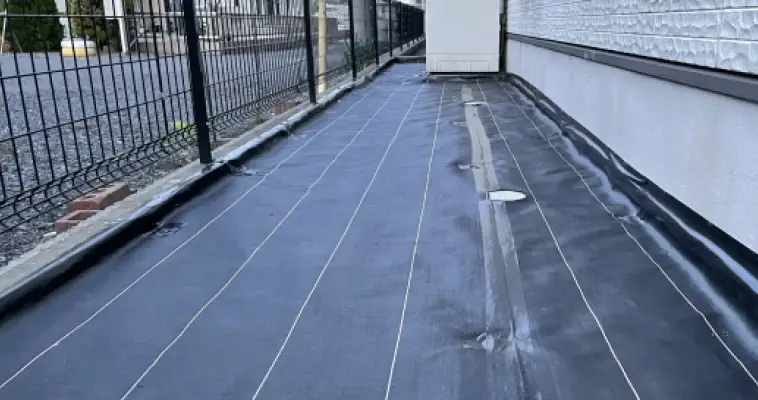 防草シートが敷かれた庭の写真