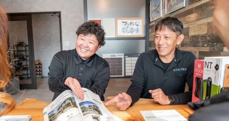 お客様と打ち合わせをするスタッフの写真