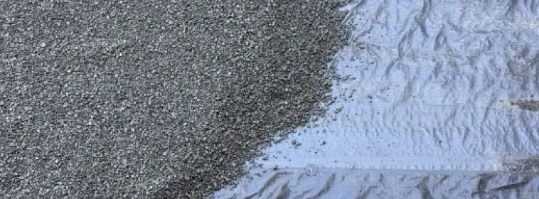 砂利と防草シートを敷いた地面の写真