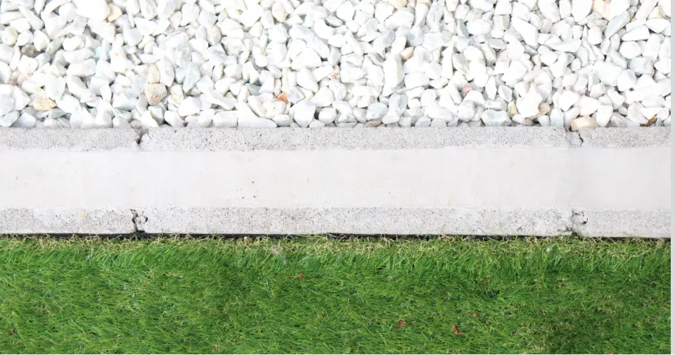 砂利を敷いた庭の写真