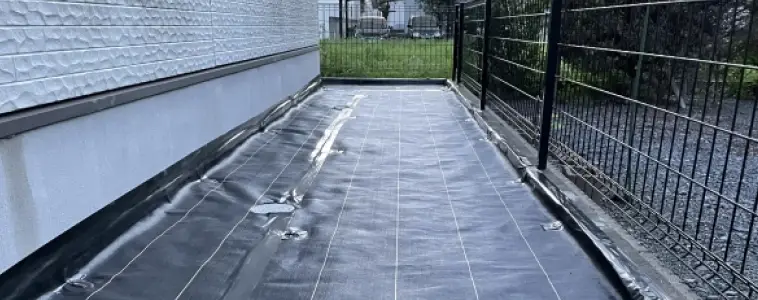 防草シートにより防草対策をされた地面