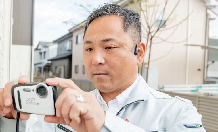 写真を撮影するスタッフ