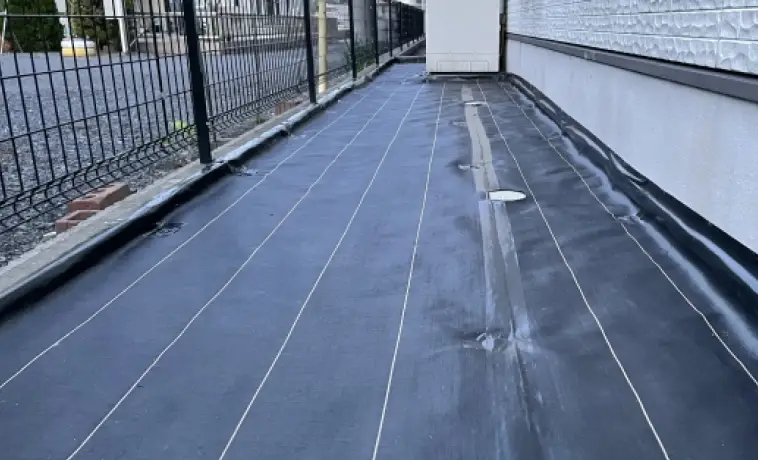 防草シートにより防草対策をされた地面