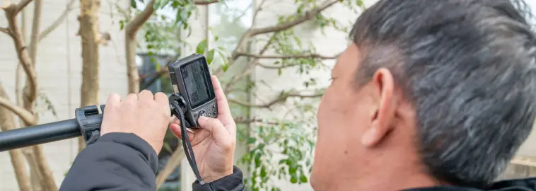 写真を撮影するスタッフ