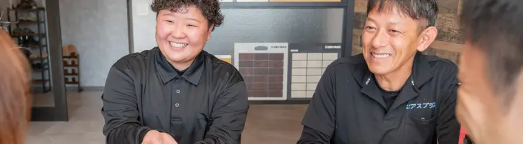 お客様と打ち合わせをするスタッフ