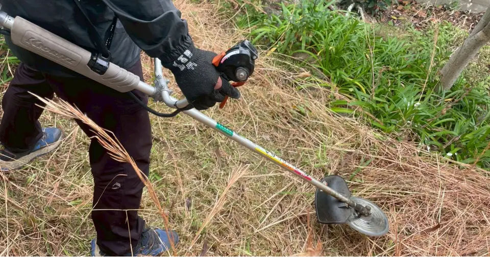 草刈りをしている写真