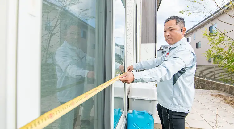 寸法を測るスタッフ