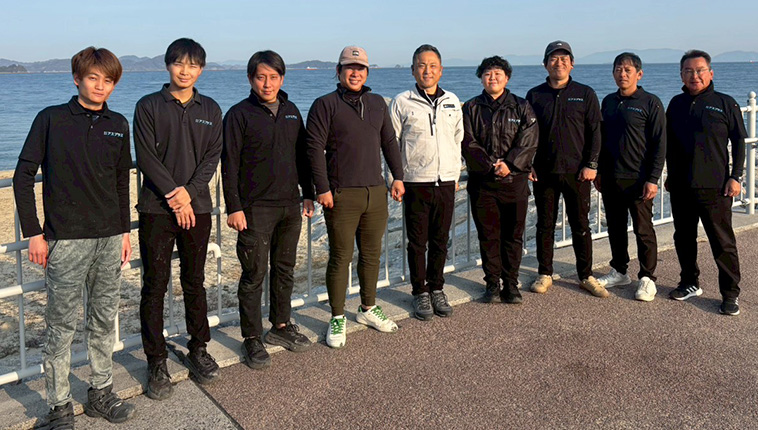 スタッフの集合写真